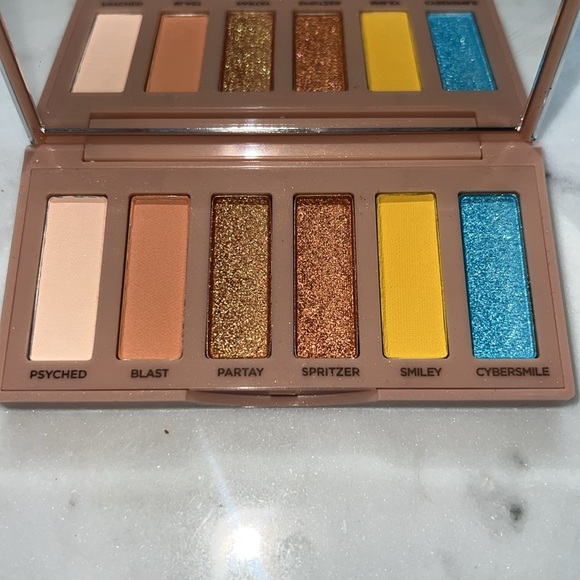 New Urban Decay x Smiley® Naked Eyeshadow Palette - Picture 12 of 13